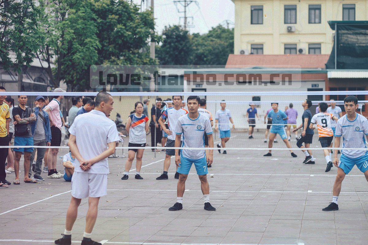 抽象折线与柱状数据图表叠在深色网格底上，线条使用电光青与竞技橙
